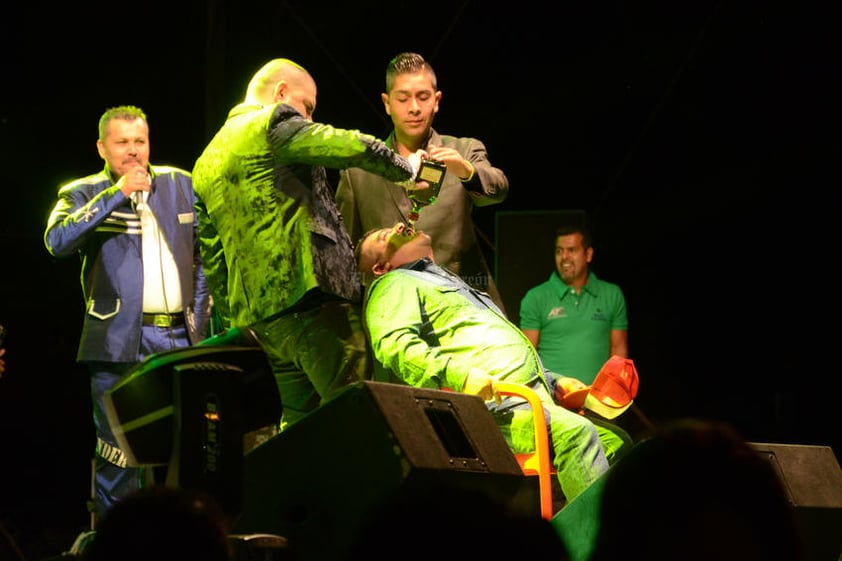 Gente del público pudo subir al escenario.