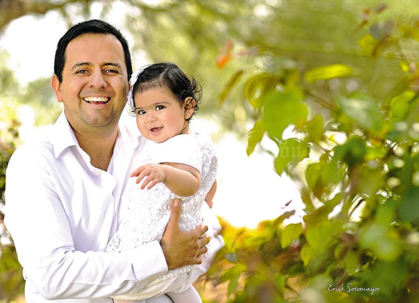 17052015 La pequeña Anabela Delgado Chong de un añito de edad, acompañada de su papá, Jesús Alberto Delgado Cuéllar.- Érick Sotomayor Fotografía