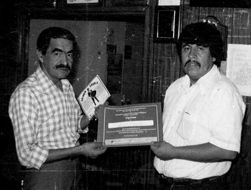 Humberto Rodríguez, periodista de Mguel Auza, Zac., en representación de la
Asociación Civil Dr. José María Cos, en 1990, entregó diploma y disco a Armando Borjón Parga (f).