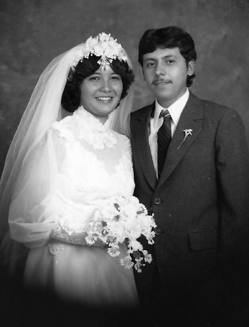 Profra. Eva Catalina Chiw Herrera y C.P. Antonio Puente Rosales, contrajeron nupcias el ocho de mayo de 1982. Actualmente, cumplieron 33 años de casados.