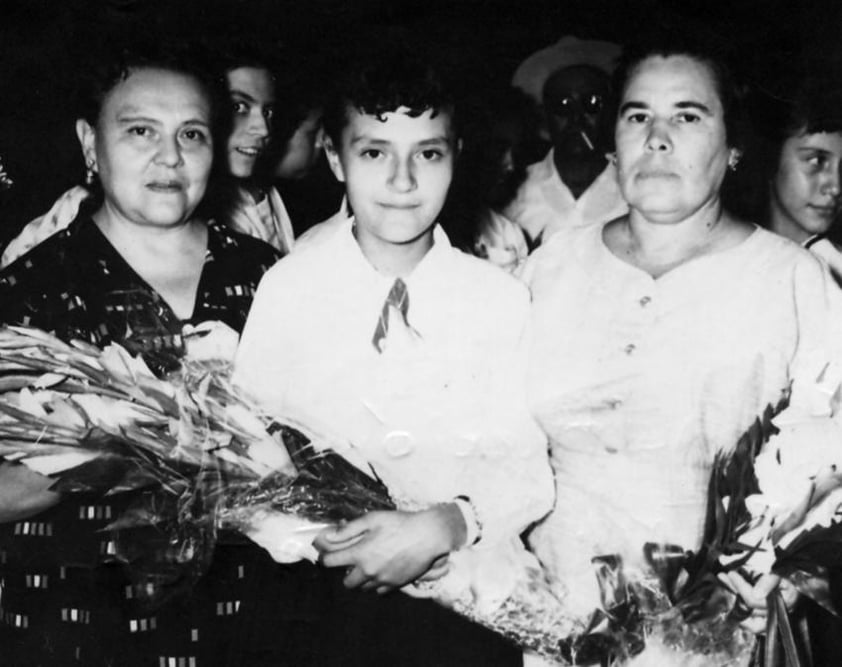 Brenda E. Arias, recibiendo su certificado de instrucción Primaria; la acompañan, Profra. Jesusita Fierro y Martha Martínez