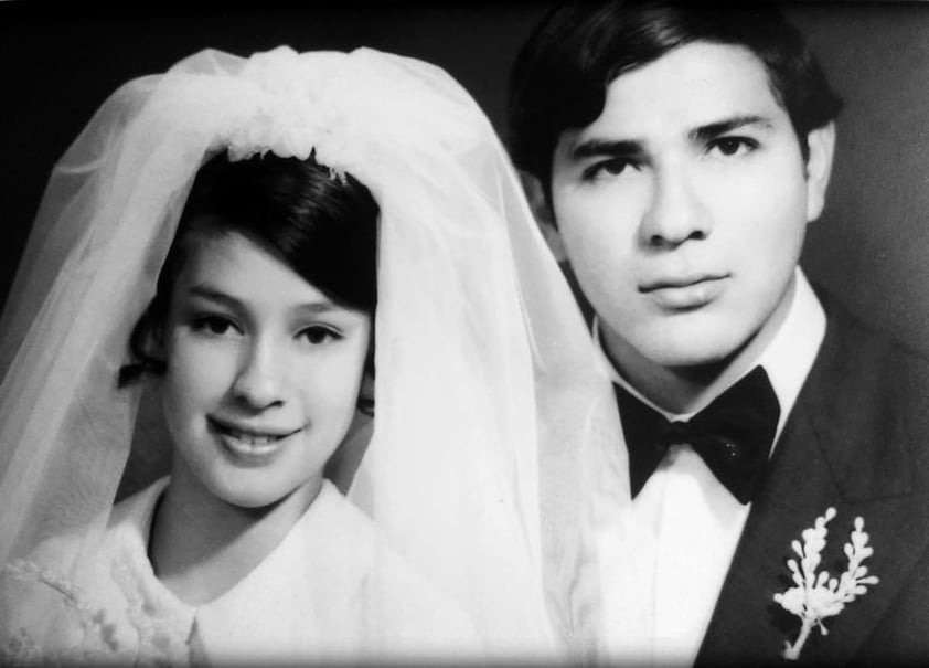 Irma Olivia Sifuentes Vera y Víctor Guillermo González Castro, el 2 de mayo de 1969. Actualmente, celebraron su 46 aniversario de bodas.