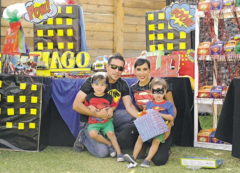 19052015 FESTEJO AL DOBLE.  Santiago y Emilio con sus papás, Sinhué Bandres y Emmy Arreola de Bandres en la fiesta que les organizaron por sus respectivos cumpleaños.