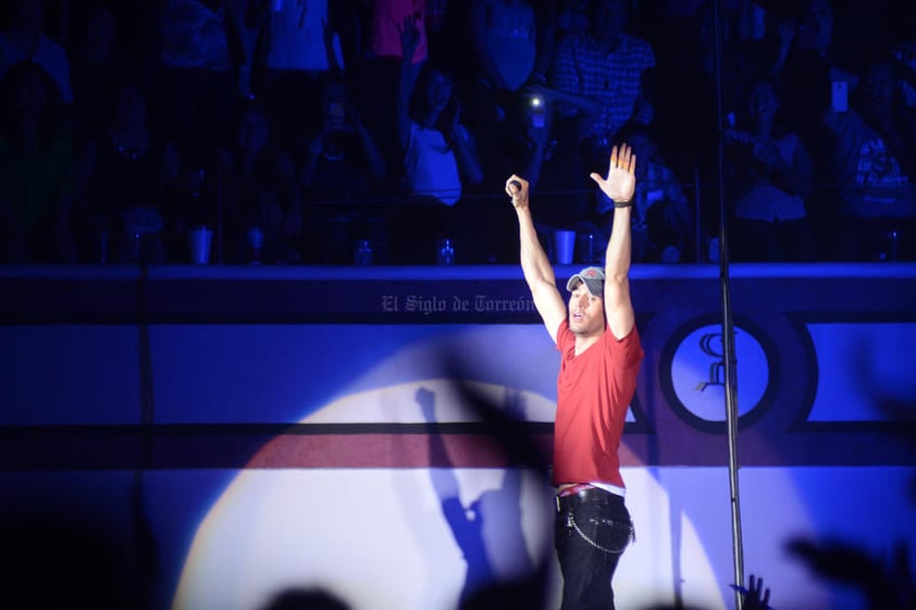 El cantante se movía en el escenario de un lado a otro para poder estar cerca de todas sus fanáticas, y cuando se detenía saludaba a sus seguidoras que se encontraban en la parte más alta.