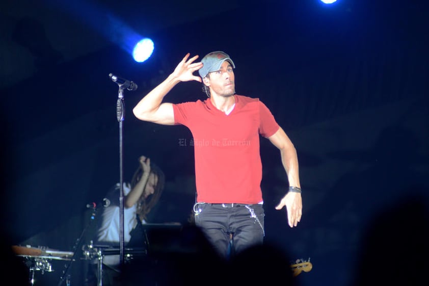 Con unas luces en tono azul, siete músicos y dos coristas, Iglesias apareció vestido con playera roja, pantalón negro y gorra.