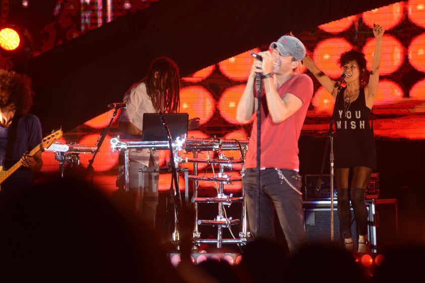 Una "noche loca" llena de sensualidad y amor fue el primer concierto que ofreció Enrique Iglesias en La Laguna.