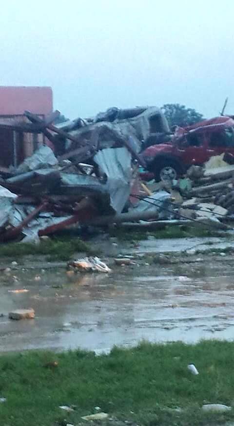 El devastador tornado arrasó con autos y casas.