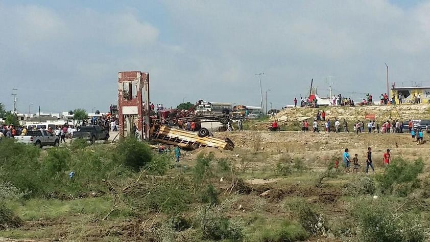 Autobuses también fueron alcanzados por el tornado.