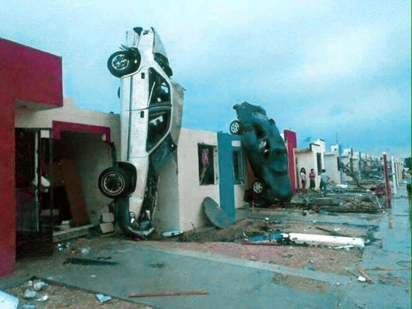 Un fuerte tornado azotó Ciudad Acuña dejando graves daños.