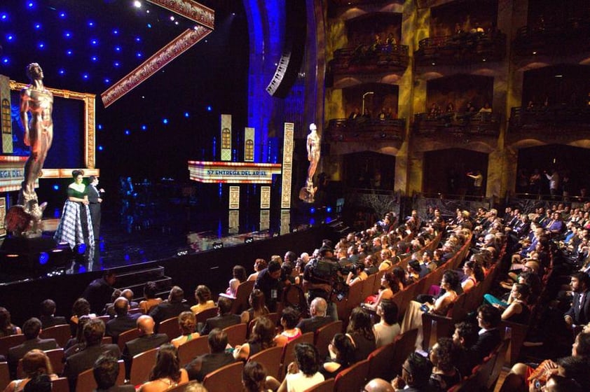 Durante la noche se contó con la presentación de la cantante y actriz Regina Orozco, quien puso el toque musical a la velada.