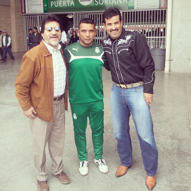 Samuel Leon y Victor Gonzalez con Denis Caniza.