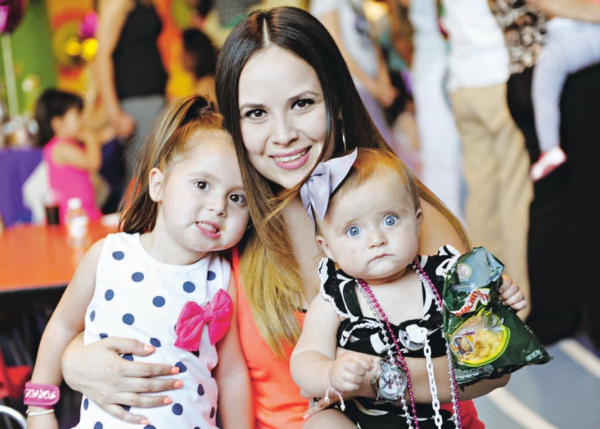 30052015 EN UNA PIñATA.  Cynthia, Romina y Bárbara.