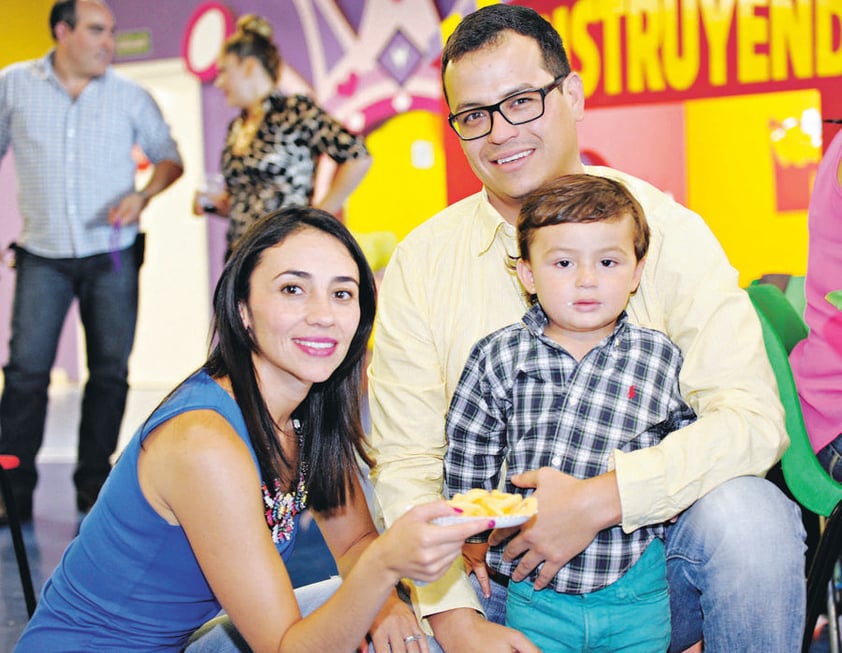 30052015 EN FAMILIA.  Elizabeth, Eduardo y Damián.