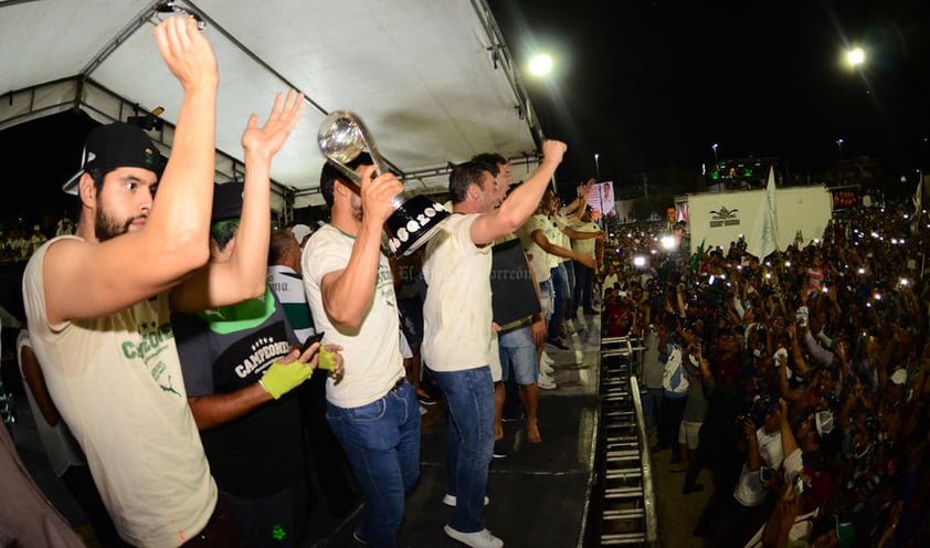 Jugadores y directivos del Santos Laguna convivieron unos 20 minutos con los aficionados que se dieron cita en la Plaza Mayor.