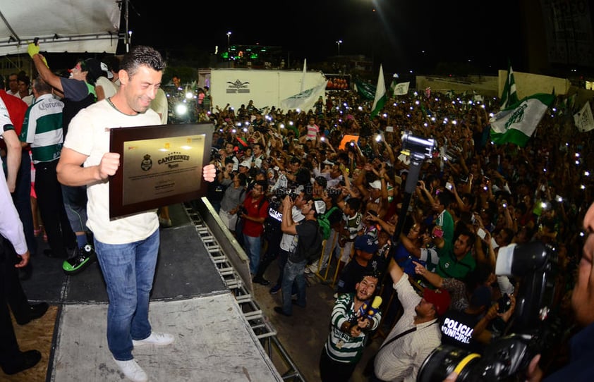 Una vez en la Plaza Mayor, los jugadores recibieron un reconocimiento.