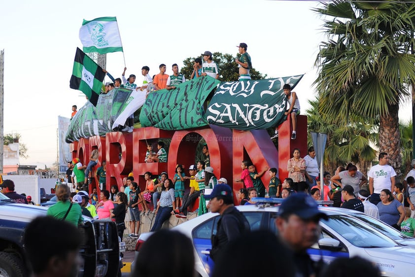 Durante todo el recorrido en esta ciudad, los Guerreros fueron vitoreados por sus aficionados, quienes entonaban cánticos de aliento; algunos, incluso, hicieron todo el trayecto a pie desde la salida en Lerdo.