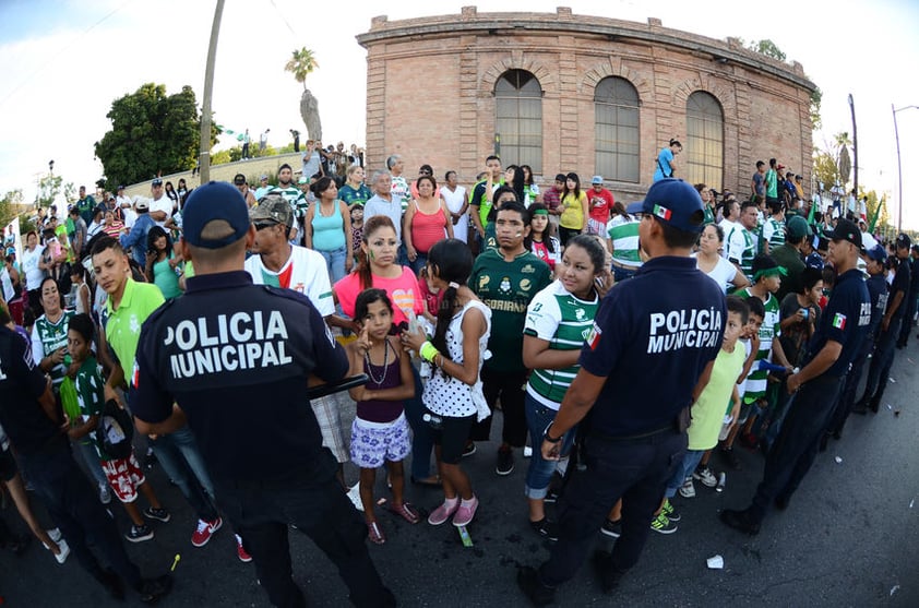 Elementos de la Policía Municipal vigilaron el orden de los aficionados durante el desfile.