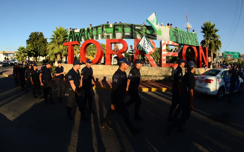 Miles de aficionados ya los esperaban en la entrada a Torreón.