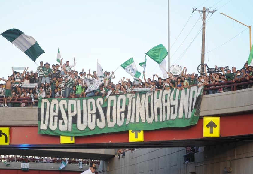 Las barras que apoyan al equipo lagunero en cada partido se hicieron presentes durante el trayecto.