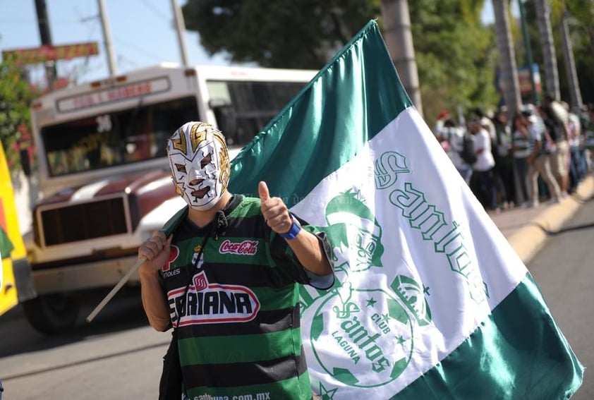 Las máscaras no faltaron entre los aficionados.