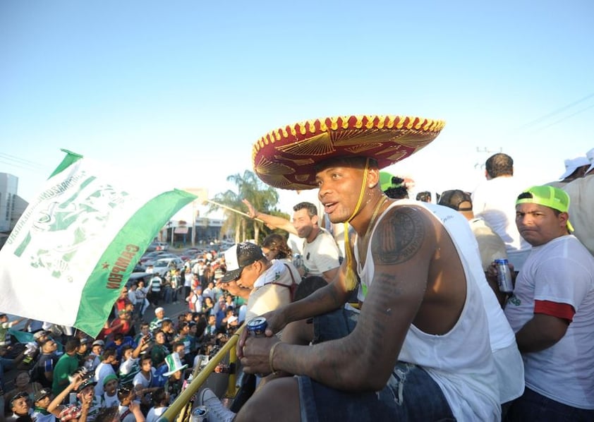 Andrés Rentería usó por algunos tramos del recorrido un sombrero muy mexicano, mientras observaba a la multitud.