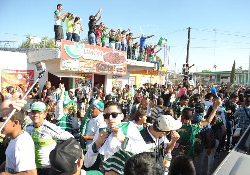 Los aficionados subieron a las azoteas para poder ver mejor a los Guerreros.