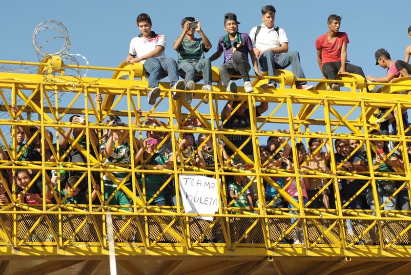 Los puentes peatonales en Gómez Palacio fueron usados por los más intrépidos para esperar a sus Guerreros.