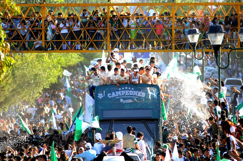 A bordo de un autobús de dos pisos descubierto en su parte superior, jugadores, cuerpo técnico y directiva iniciaron el recorrido por el bulevar Miguel Alemán.