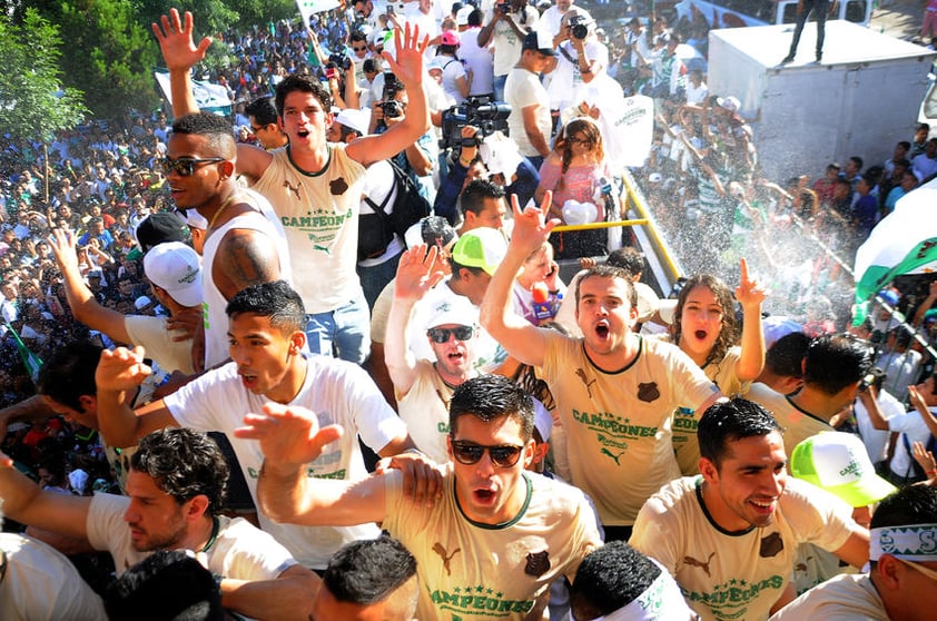 Un ambiente de fiesta se vivió tanto arriba como abajo del autobús.