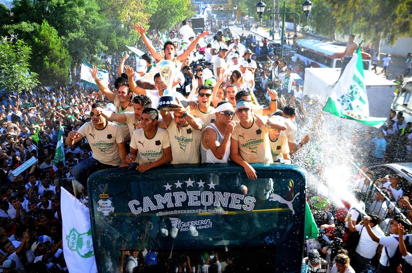 Para celebrar con la afición, la directiva del Club Santos Laguna organizó un desfile cuyo arranque estaba programado a las 5:00 de la tarde en el Museo Francisco Sarabia, de Ciudad Lerdo.