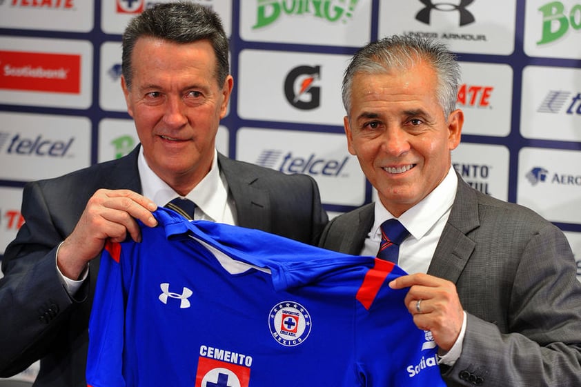 Con miras al Torneo Apertura 2015 y por el deseo de romper la sequía de títulos, el Cruz Azul presentó oficialmente a su nuevo entrenador Sergio Bueno.