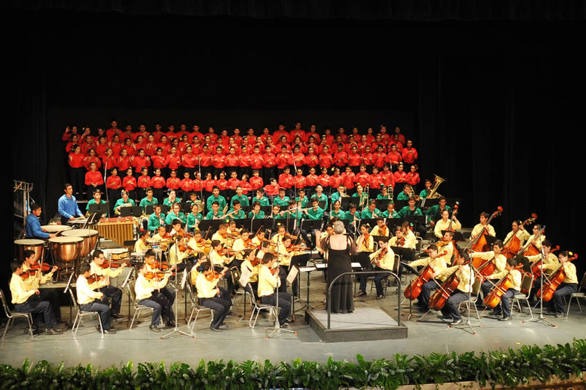 La orquesta se adueñó del Teatro Isauro Martínez.