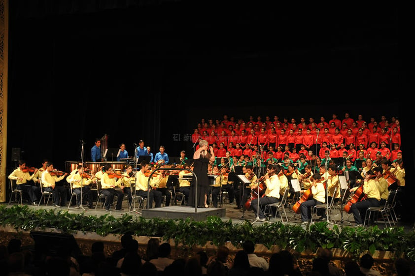 La orquesta infantil Esperanza Azteca de Torreón deleitó a los asistentes.