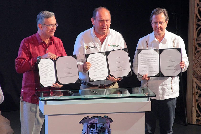 El gobernador Rubén Moreira, acompañado de Ricardo Salinas Pliego, presidente de Fundación Azteca, y Esteban Moctezuma, presidente ejecutivo de esa organización, firmaron en convenio.