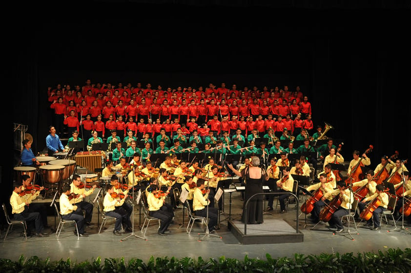 La orquesta infantil Esperanza Azteca de Torreón ofreció un concierto en el Teatro Isauro Martínez ante la firma del convenio.