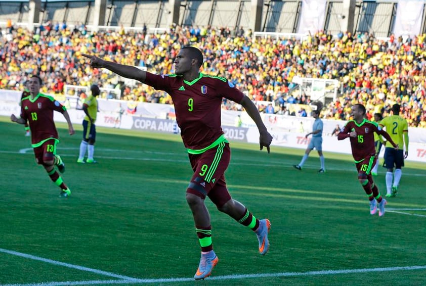 Salomón Rondón marcó el gol con el que Venezuela le pegó a Colombia.