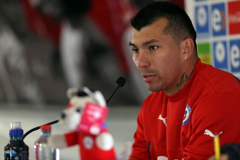 El chileno Gary Medel también fue destacado en la defensa.