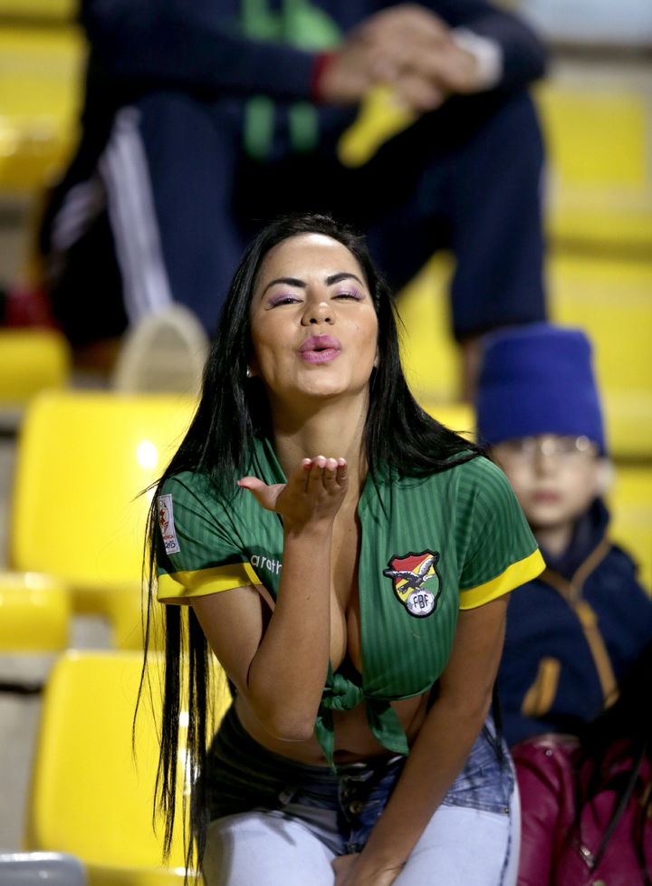 Beso para los seguidores del futbol.