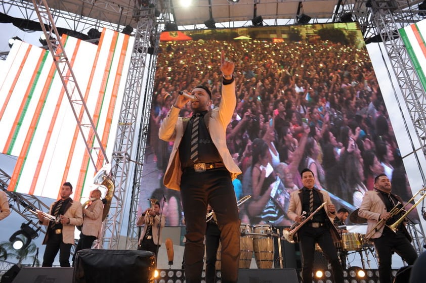 "¡Arriba Torreón! Estamos felices de volver a nuestra casa Torreón, de corazón gracias por habernos invitado. Es un honor estar en este Festival La Calle es de Todos", dijo Charly al respetable.