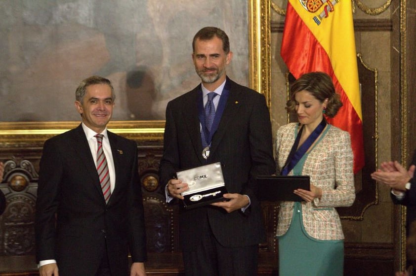 Los reyes se reunieron más tarde con el jefe de Gobierno capitalino, Miguel Ángel Mancera, quien les entregó las llaves de la ciudad.