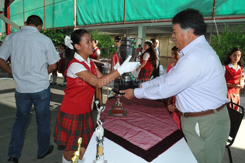 El Colegio la Paz rifó las decenas de trofeos que obtuvo a lo largo de su historia.