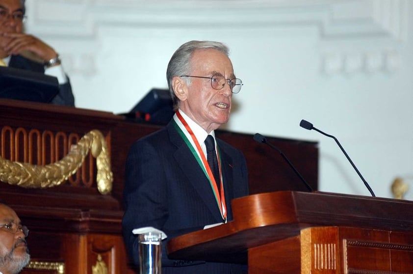 El periodista recibió en sesión solemne la Medalla al Mérito Ciudadano 2009, que le otorgó la Asamblea Legislativa del Distrito Federal.