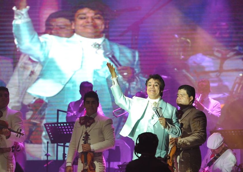 El llamado "Divo de Juárez" ofreció un maratónico concierto de casi cuatro horas.