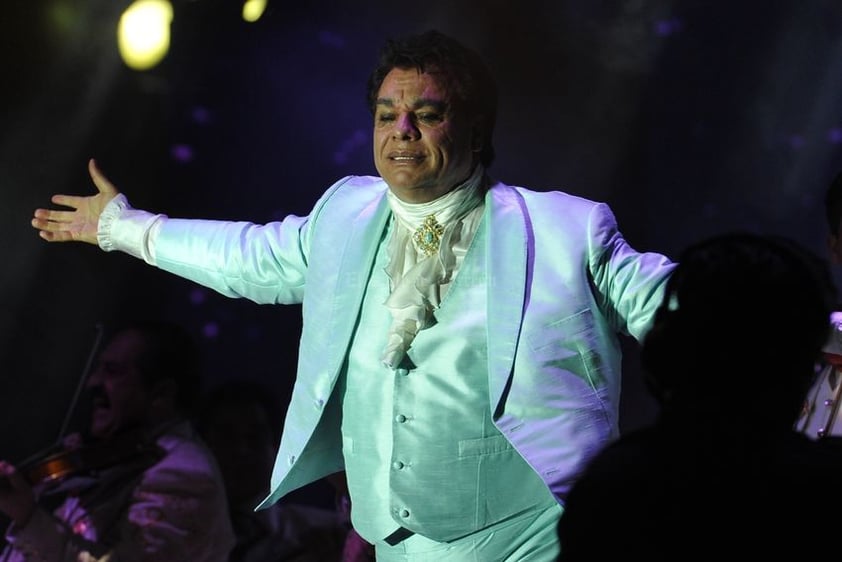 Juan Gabriel reafirmó que su música ha formado parte de la historia personal de los 12 mil habitantes de la región (Cifra oficial) que acudieron anoche a la Velaria de la Expo Feria de Gómez Palacio.