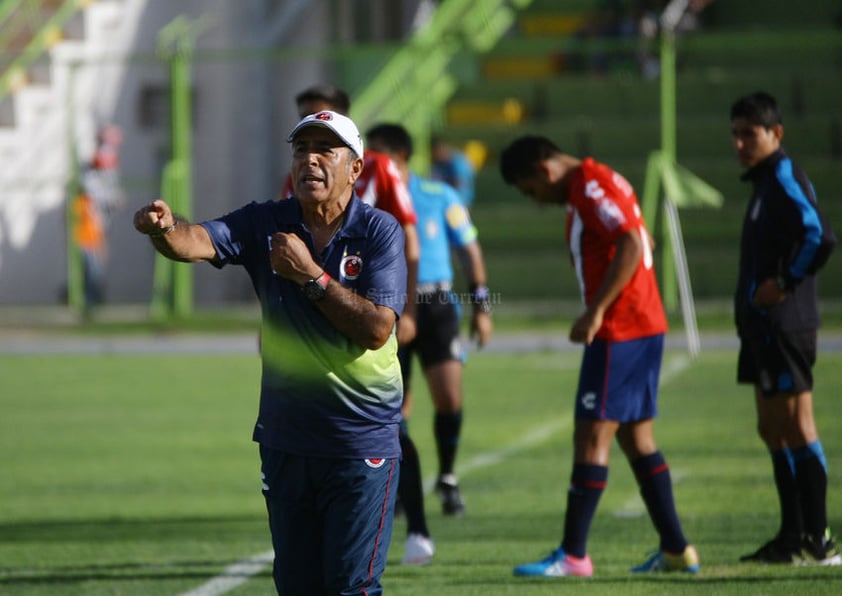 El entrenador Carlos Reinoso dando indicaciones a sus jugadores.