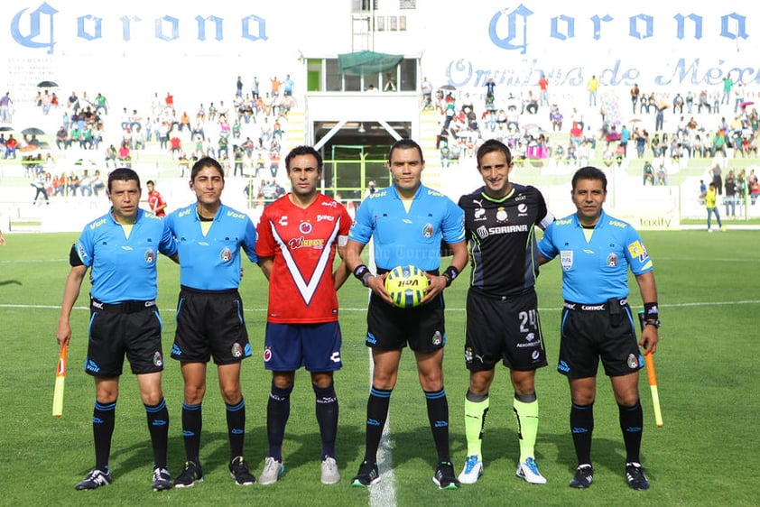 La foto clásica de los capitanes junto al cuerpo arbitral.