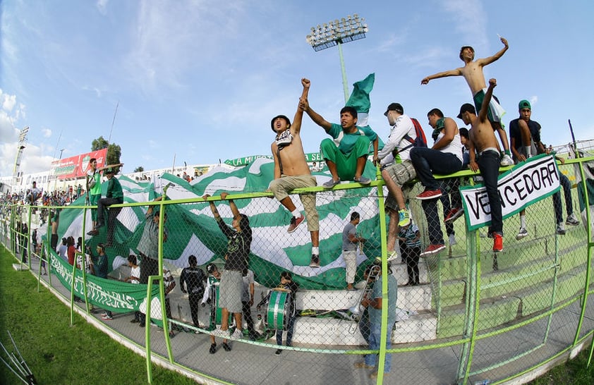 Algunos aficionados santistas hicieron el viaje para apoyar al campeón del futbol mexicano.