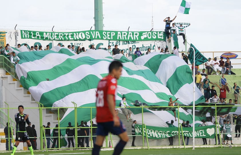 La afición santista presente en el Estadio Francisco Zarco.