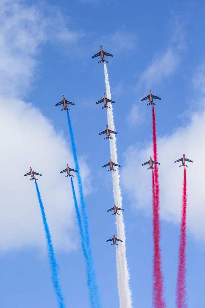 En la ceremonia participaron aviones que dejaron en el aire los colores de Francia.