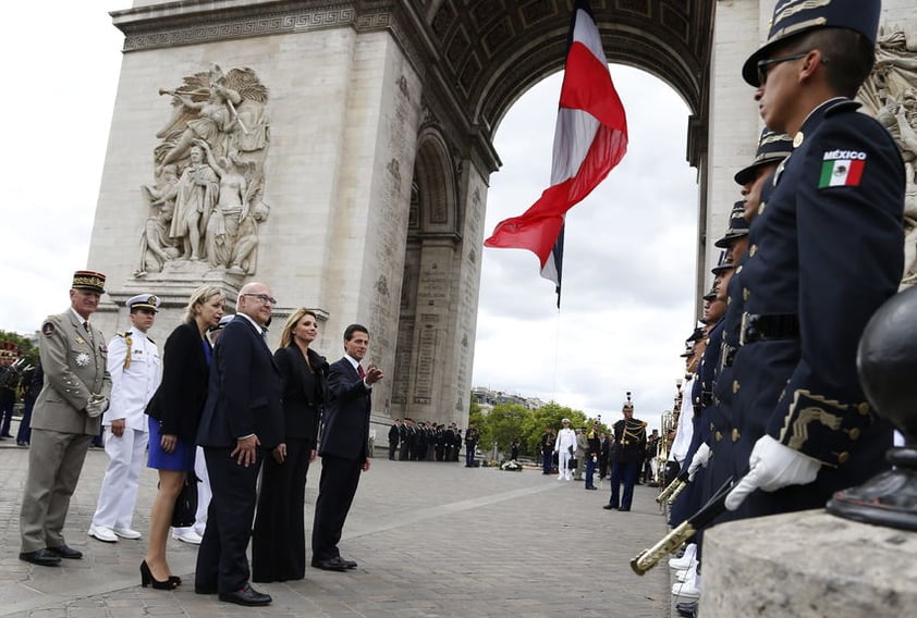 Más tarde, el  Enrique Peña Nieto asistió junto a su esposa, la primera dama Angélica Rivera y el ministro de Finanzas francés, Michel Sapin, a una ceremonia ante la tumba del soldado desconocido durante la celebración del Día de la Bastilla en París, Francia.